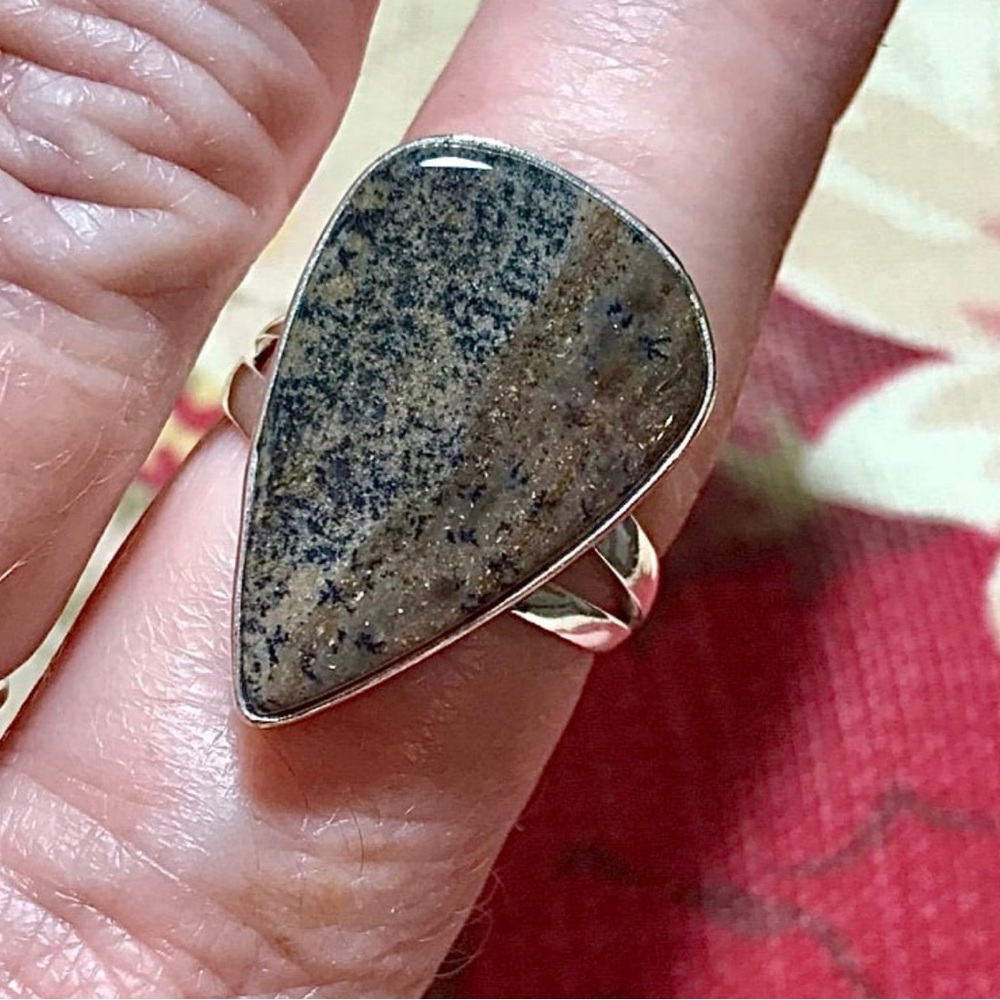 Sweet size 8 Honey Dendrite ring, 1 inch stone, silver plated